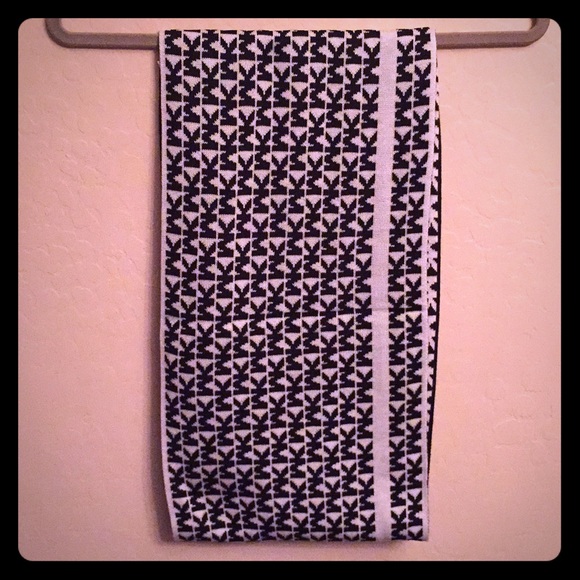 ONLY 1! MICHAEL Michael Kors Logo Infinity Scarf - Picture 4 of 6